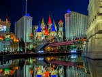 Hotel Excalibur iluminado en la noche de Las Vegas