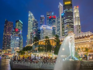 Postal: Fuente de Merlion en la noche en Singapur