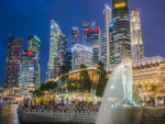 Fuente de Merlion en la noche en Singapur