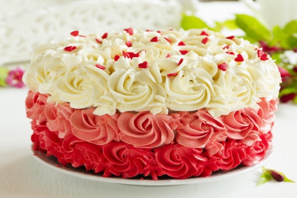 Exquisito pastel decorado con rosas y corazones de azúcar