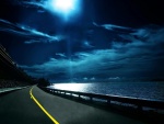 Carretera en la costa iluminada por la luna