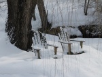 Sillas de madera cubiertas de nieve