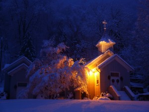 Iglesia cubierta de nieve