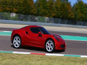 Postal: Alfa Romeo 4C rojo en un circuito