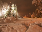Nieve en una calle iluminada