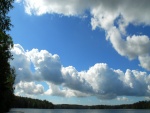 Grandes nubes sobre un lago