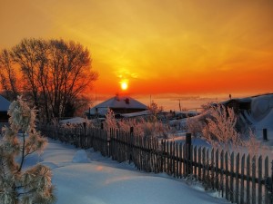 Un bello amanecer en un paisaje cubierto de nieve