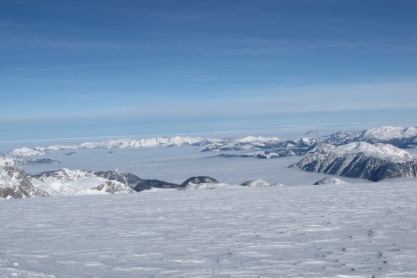 Vista de grandes cumbres sobre las nubes