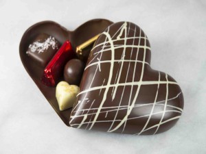 Postal: Corazón de chocolate lleno de bombones