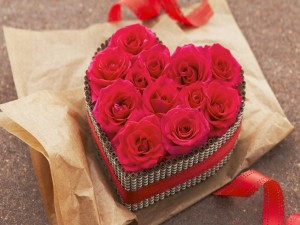 Un hermoso corazón cubierto de rosas