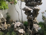 Escultura de roca en un jardín