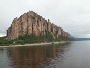 Navegando en el río Lena junto a una formación rocosa
