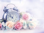 Rosas junto a un reloj marcando las horas mágicas