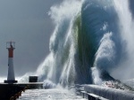 Gran ola rompiendo en un embarcadero