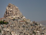 Casas en una montaña rocosa (Turquía)