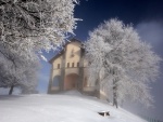 Edificio religioso en un paraje cubierto de nieve