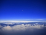 La luna sobre las nubes