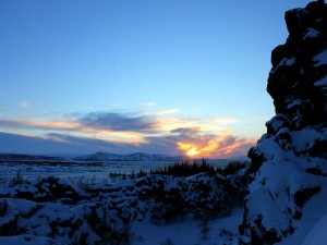 El sol de amanecer descubriendo un paisaje cubierto de nieve