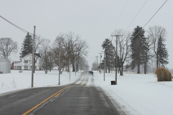 Circulando por una carretera con nieve