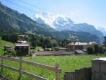 Pueblo en los Alpes suizos