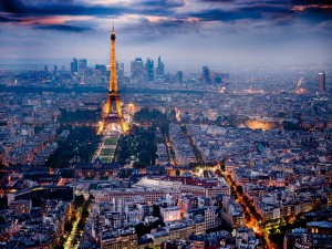 Postal: París iluminada al anochecer