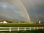 Bello arcoíris sobre una granja