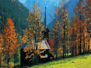 Postal: Iglesia entre árboles otoñales