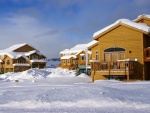 Casas de madera cubiertas de nieve