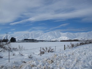 Postal: Valle y montañas cubiertos de nieve