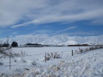 Valle y montañas cubiertos de nieve