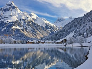 Postal: Un pueblo entre montañas cubierto de nieve