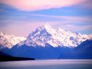 Postal: Hermosas montañas junto a un lago