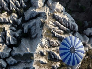 Postal: Globo aeroestático volando sobre una zona rocosa