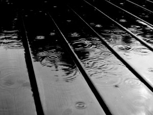 Gotas de lluvia sobre un suelo de madera
