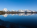 Montañas reflejadas en un lago en calma