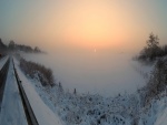 Niebla y sol sobre un paraje cubierto de nieve
