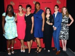 Chicas de "Orange is the new Black" posando tras recoger el premio Peabody