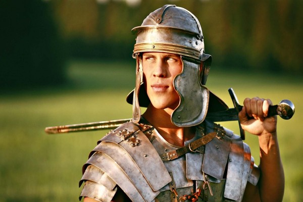 Un guapo chico con armadura de romano