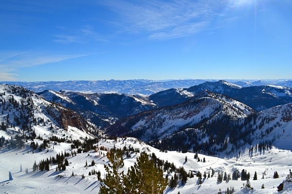 Vista de una pista de esquí y grandes montañas