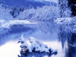 Tranquilas aguas de un río en invierno