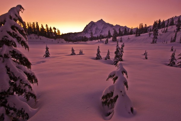 La luz del amanecer sobre la nieve