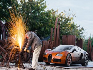 Hombre junto a un Bugatti Veyron Grand Sport Venet