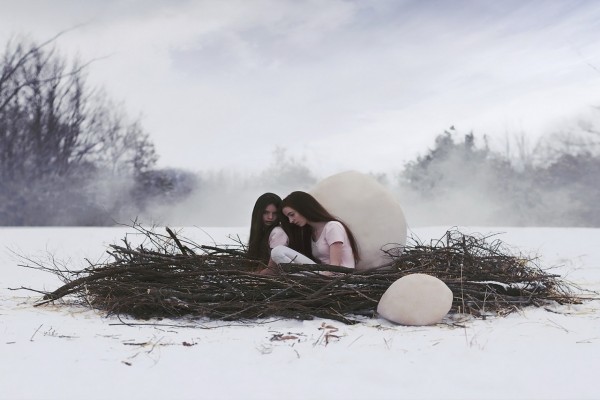 Chicas dentro de un nido sobre la nieve