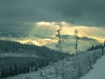 Rayos de sol filtrándose entre las espesas nubes invernales