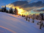Colinas nevadas en la puesta de sol