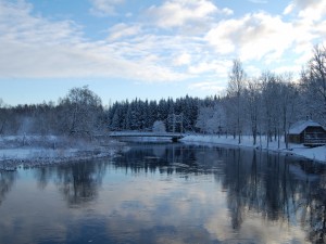 Puente sobre un río invernal