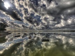 Nubes reflejadas en el agua