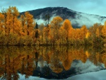 Hermoso paisaje otoñal reflejado en un lago