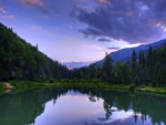 Quietud en un lago al amanecer