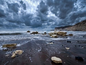Postal: Nubes sobre los acantilados y el mar